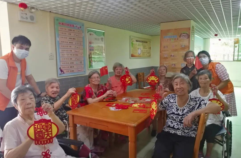 张灯结彩迎国庆，欢声笑语在红升