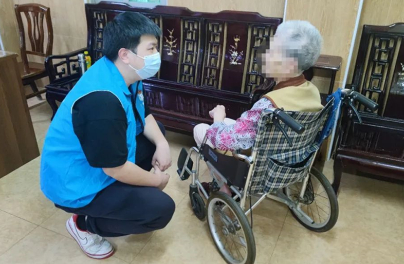 蹲下身子做服务，保持初心帮居民 