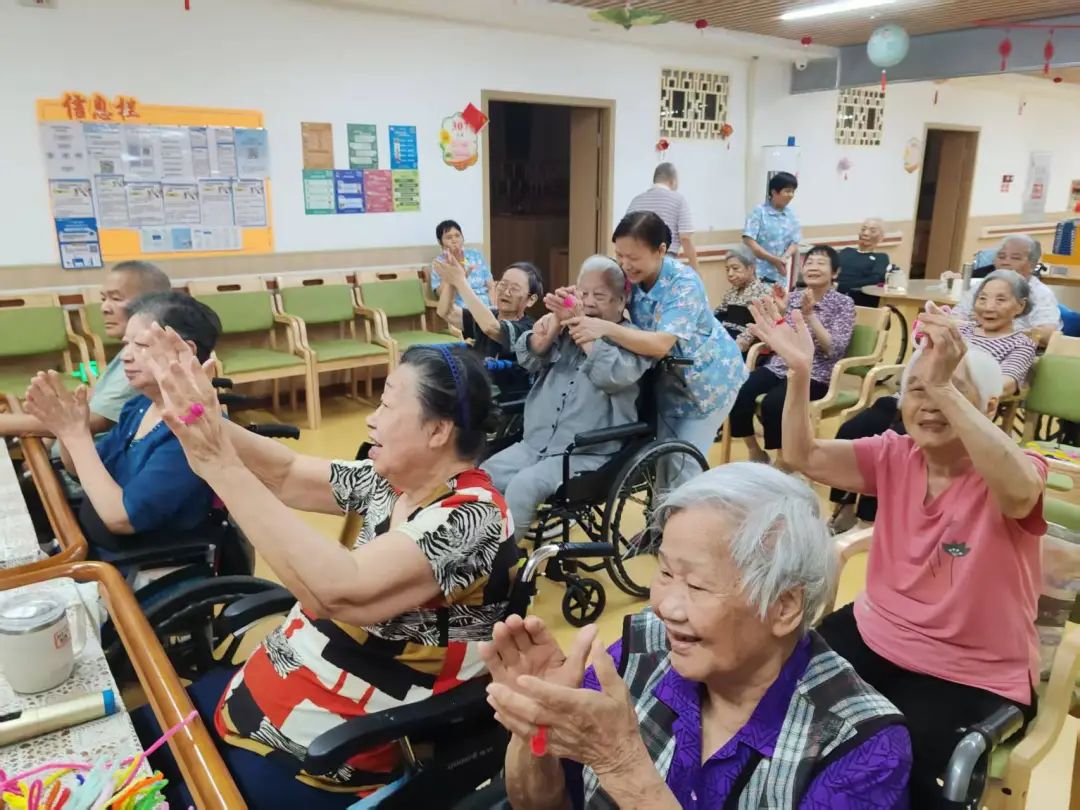 广东工业大学信息工程学院蓝星突击队关爱长者活动2.jpg