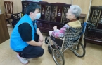 蹲下身子做服务，保持初心帮居民 