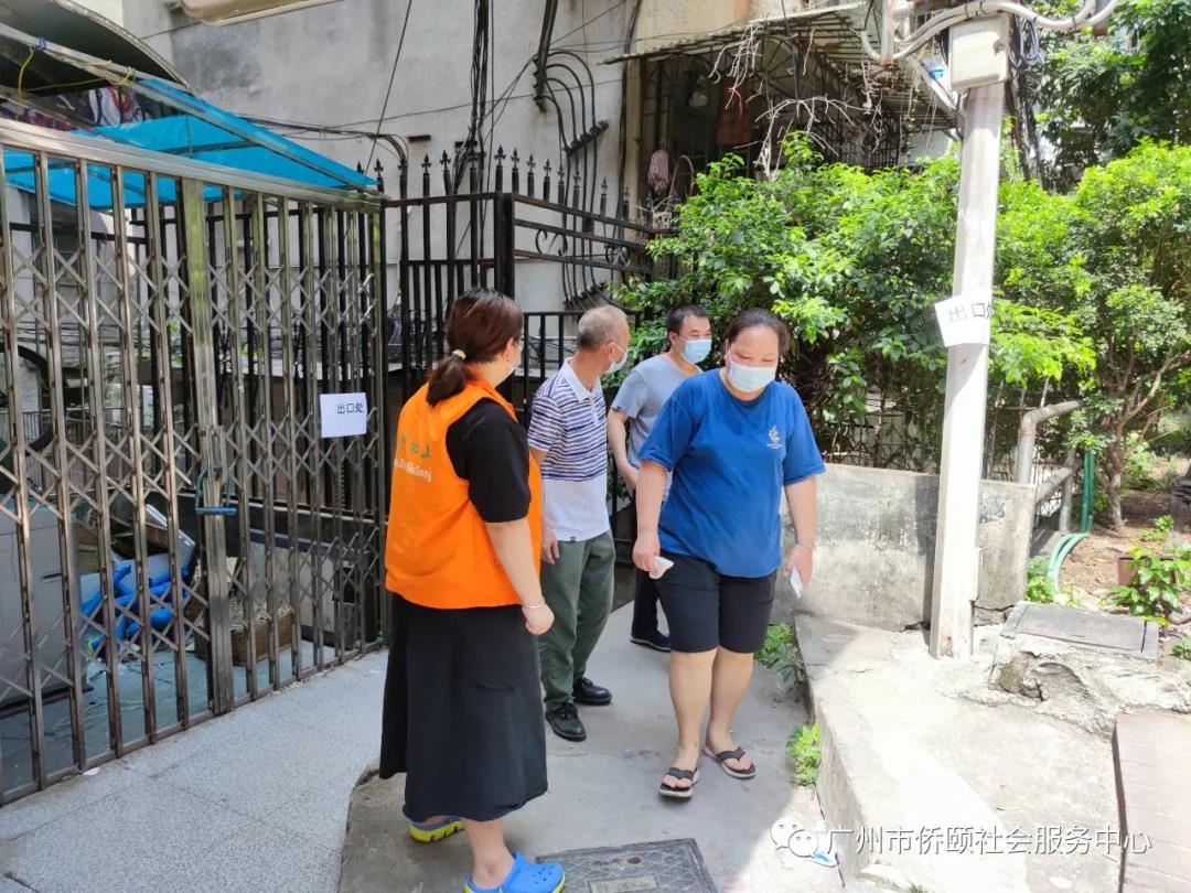 社工指引居民进行核酸检测