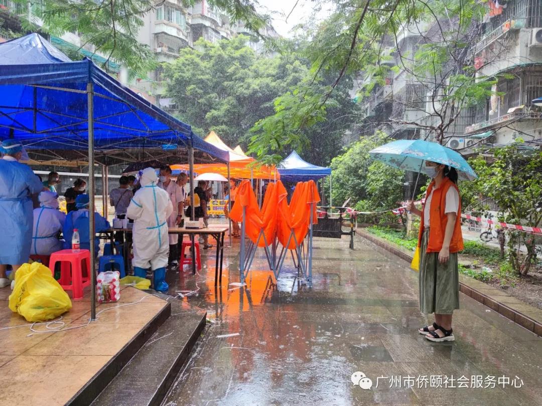 社工指引居民进行核酸检测
