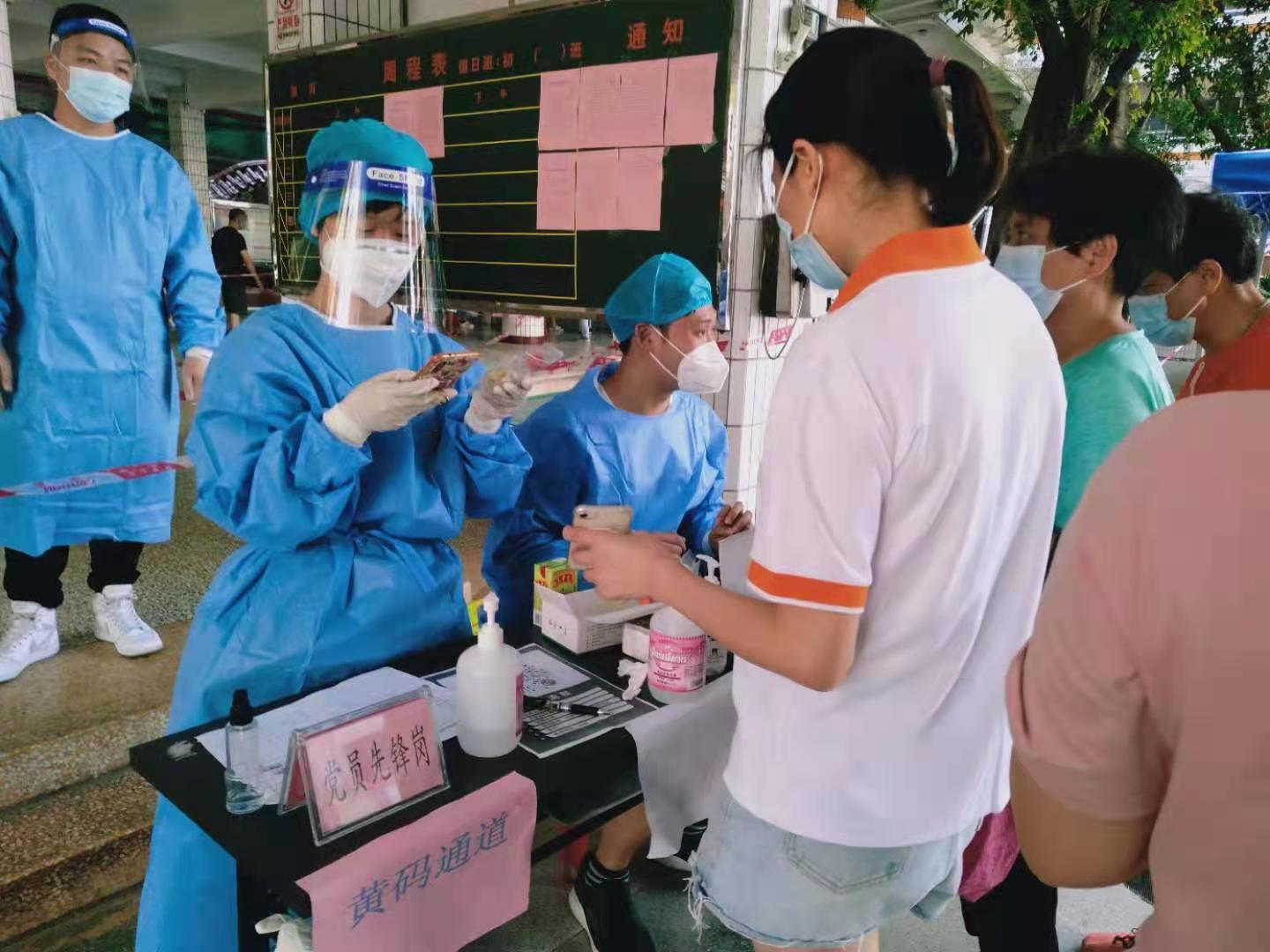 侨颐社工助力社区核酸检测工作