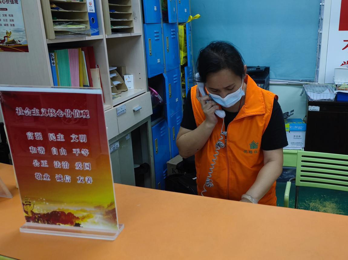 社工电访关怀社区困难群众.png