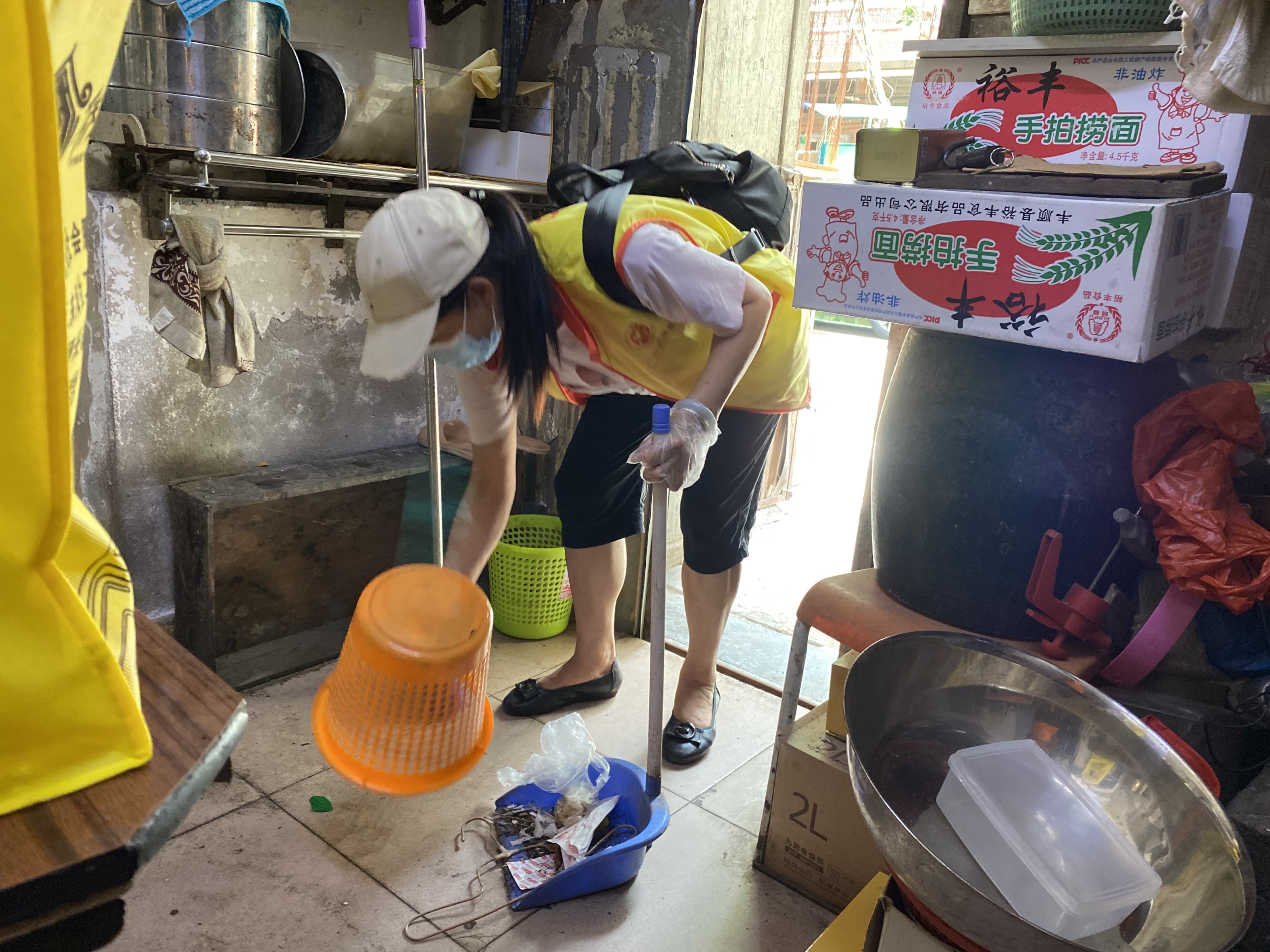 侨颐志愿者为长者清洁家居环境.jpg