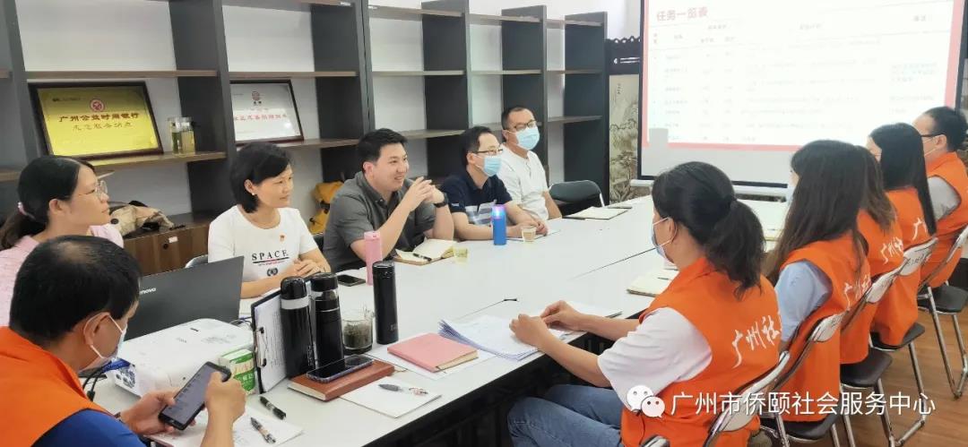 与梯面镇社工站热烈讨论，探索特色服务.jpg