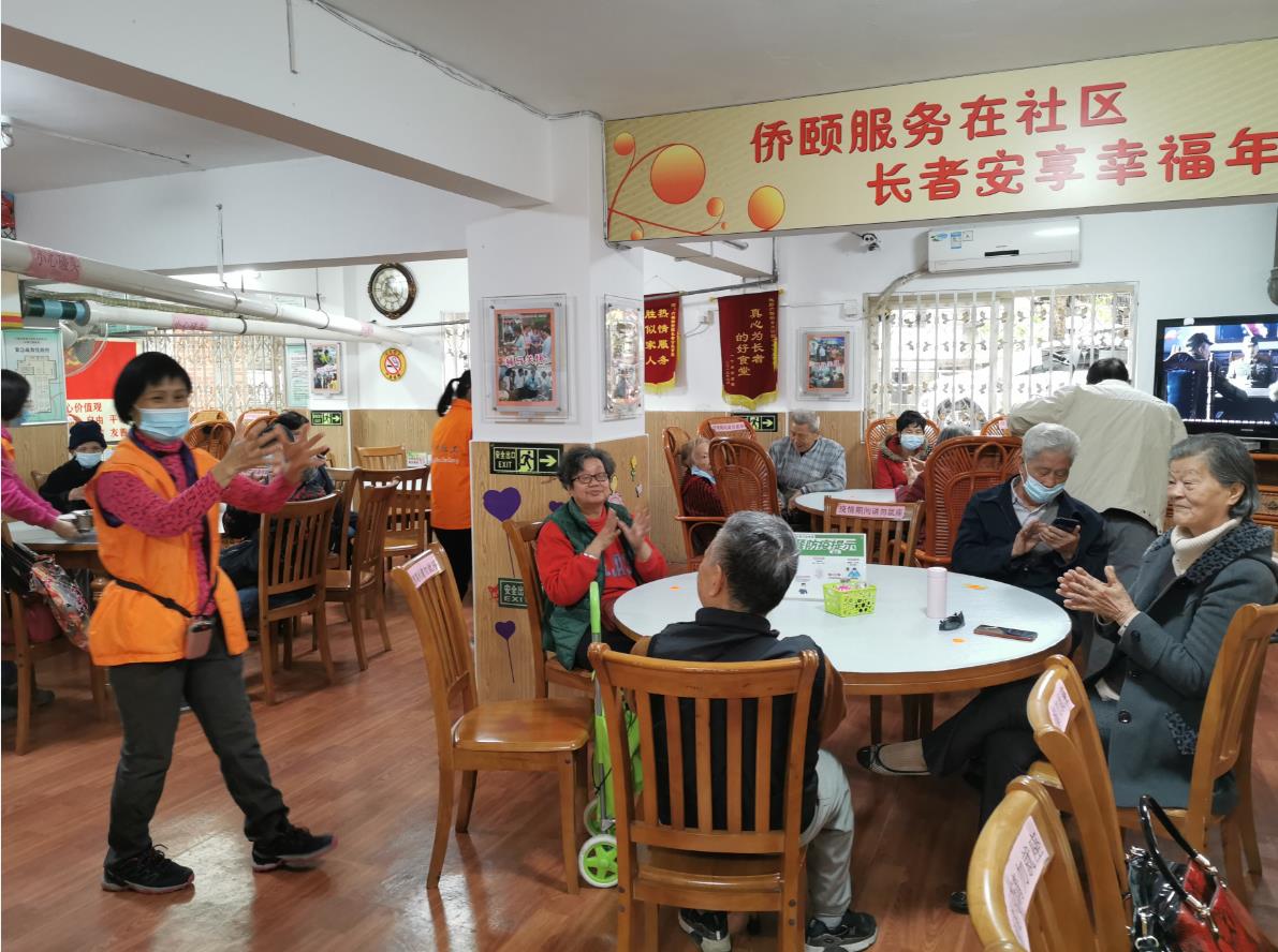 义工组织长者饭前进行保健操.jpg