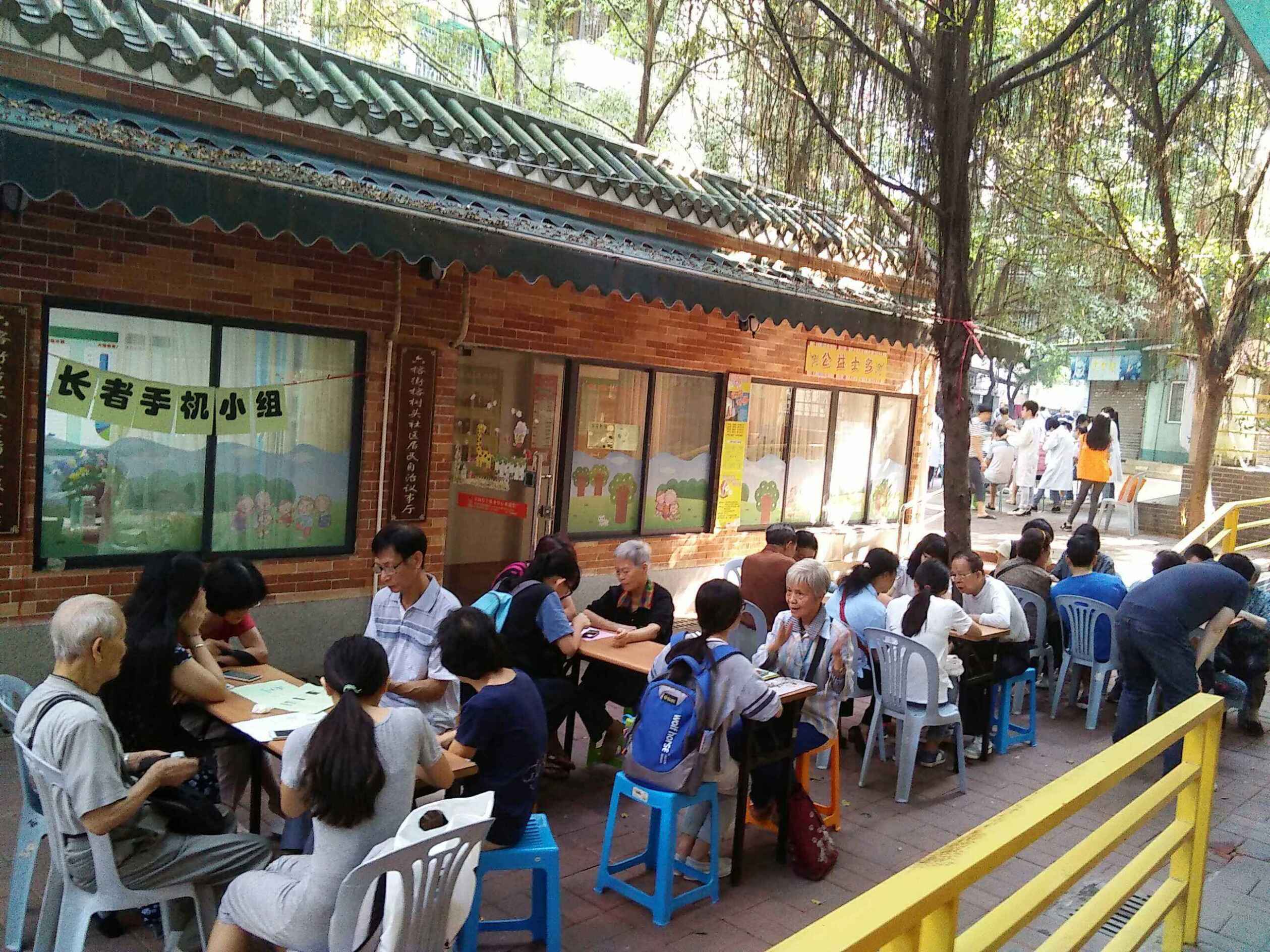 社工组织青年义工教长者学习智能手机.jpg