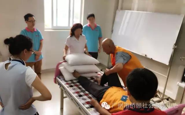  护理员学习为卧床长者翻身